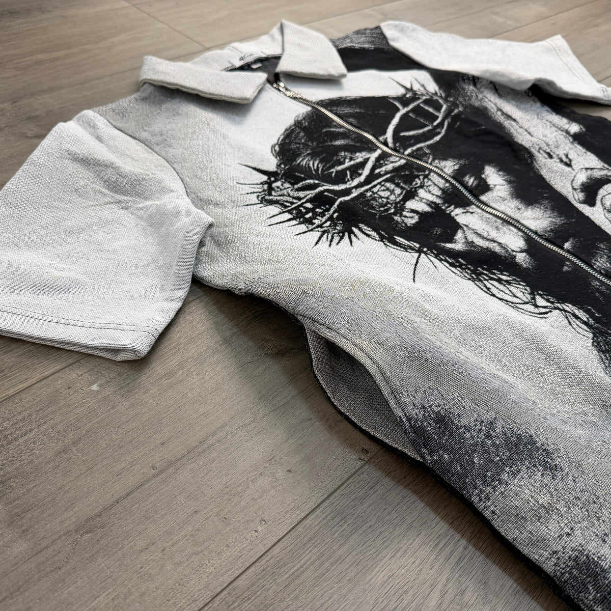 JESUS V3 TAPESTRY TEE